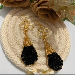 Aretes en alambrismo con pedrería de murano negra