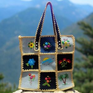 Bolso en jean bordado y tejido a mano en técnica crochet