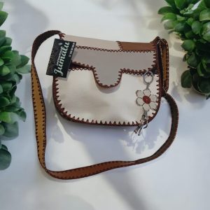 Bolso en cuero tonos tierra con detalles tejidos en crochet