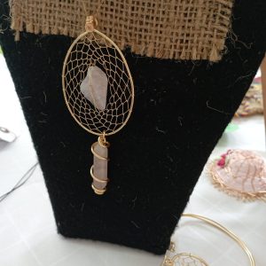 Colgante artesanal con piedra natural de cuarzo