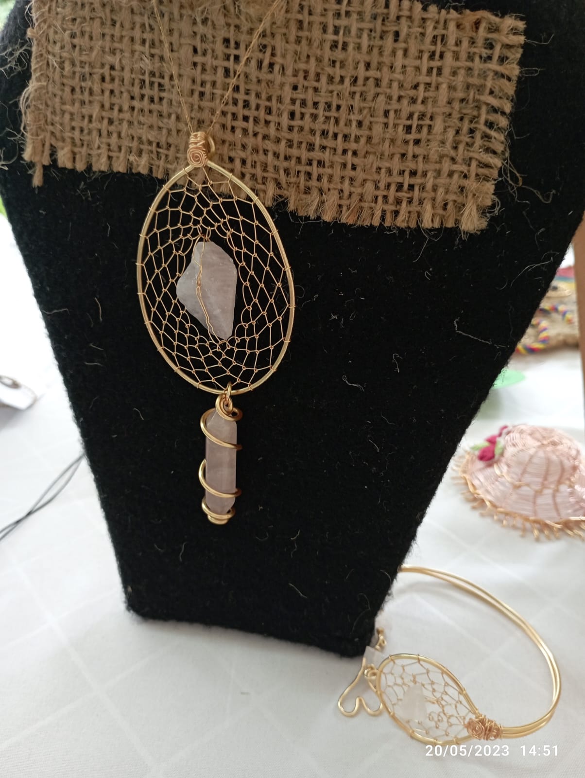 Colgante artesanal con piedra natural de cuarzo