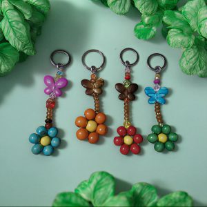 Llavero artesanal tejido en pepas de madera y acrílico