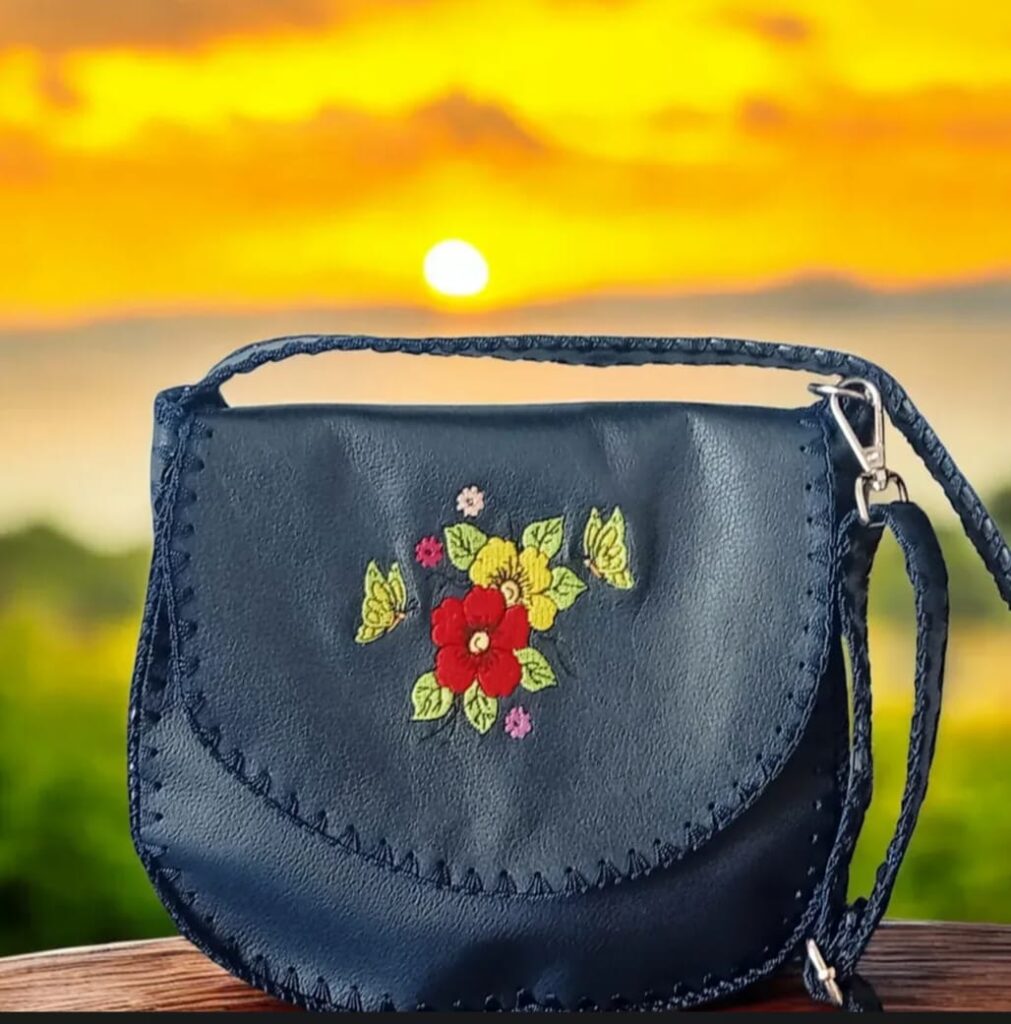 Bolso Negro Con Bordado De Flores